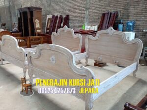 Tempat Tidur Bahan Kayu Jati Finishing White Wash Antik