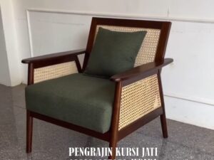 Kursi Santai Kayu Jati dengan Anyaman Rotan dan Bantalan Empuk