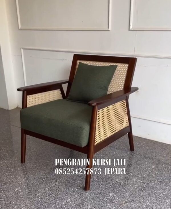 Kursi Santai Kayu Jati dengan Anyaman Rotan dan Bantalan Empuk Kursi Santai Kayu Jati dengan Anyaman Rotan dan Bantalan Empuk