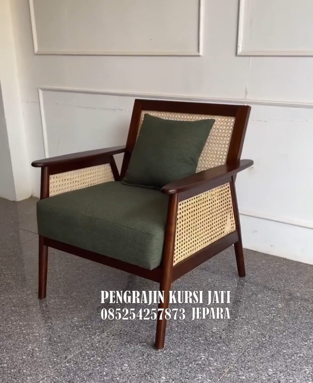 Kursi Santai Kayu Jati dengan Anyaman Rotan dan Bantalan Empuk