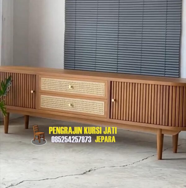 Bufet TV Kayu Jati Minimalis dengan Kombinasi Rotan Natural