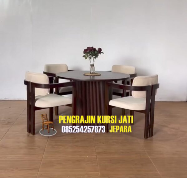 Set Meja Makan Jati Modern Elegan dengan Kursi Bantalan Nyaman Khas Jepara